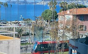 STUDIO SUR LA PROMENADE DES ANGLAIS AVEC VUE MER ORIGINALE À 40 m DE LA PLAGE